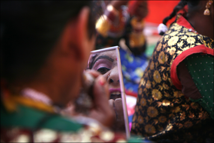 professional dancer doing make-up before the show in Rajasthan